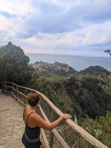 Travel advisor posing in a valley beside sea