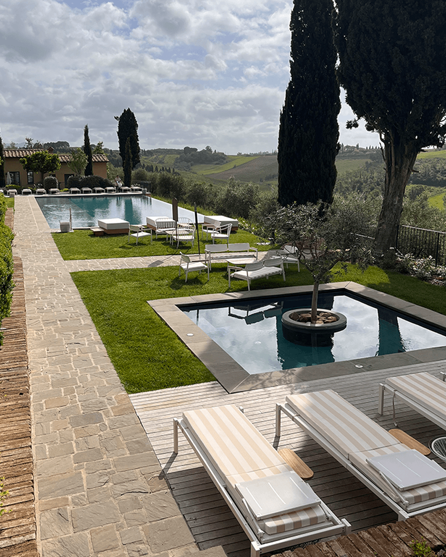 The villa's outdoor pool and lounge area, showcasing the breadth of the stunning, Tuscan landscape.