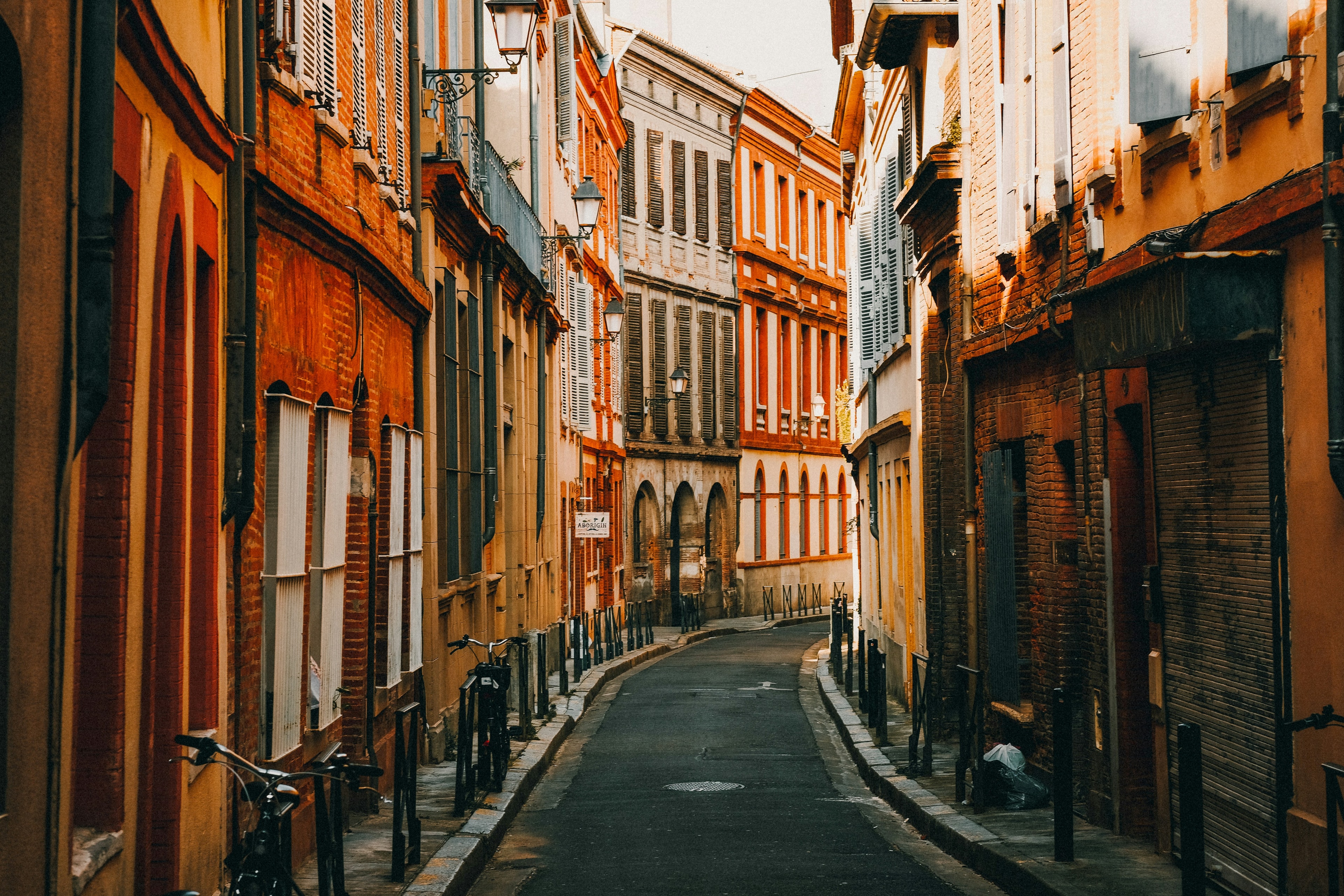 A curved brick city street in Toulouse.
