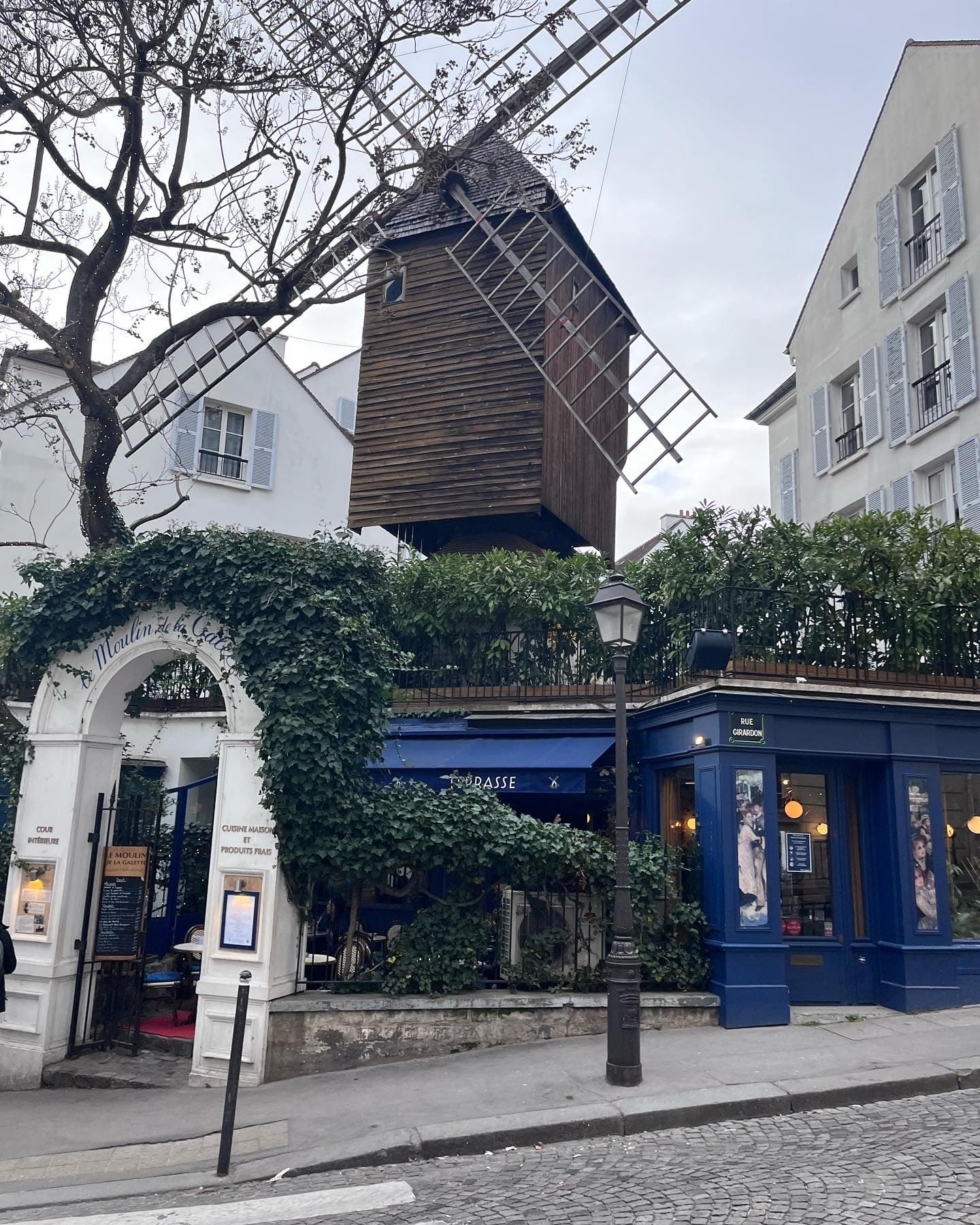 Outside view of a restaurant