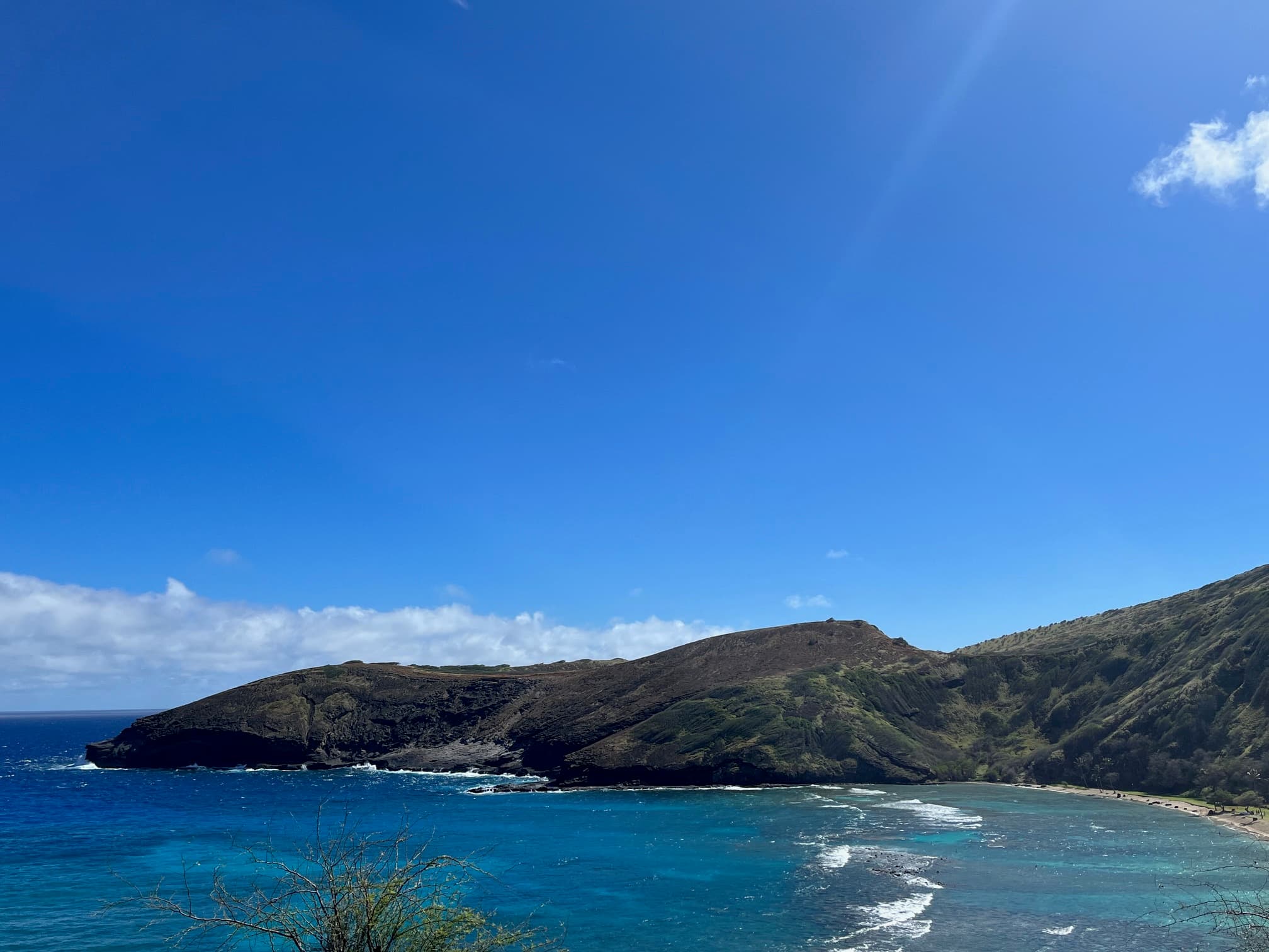 Beautiful view of ocean and green hills at Hanauma Bay in Hawai'i