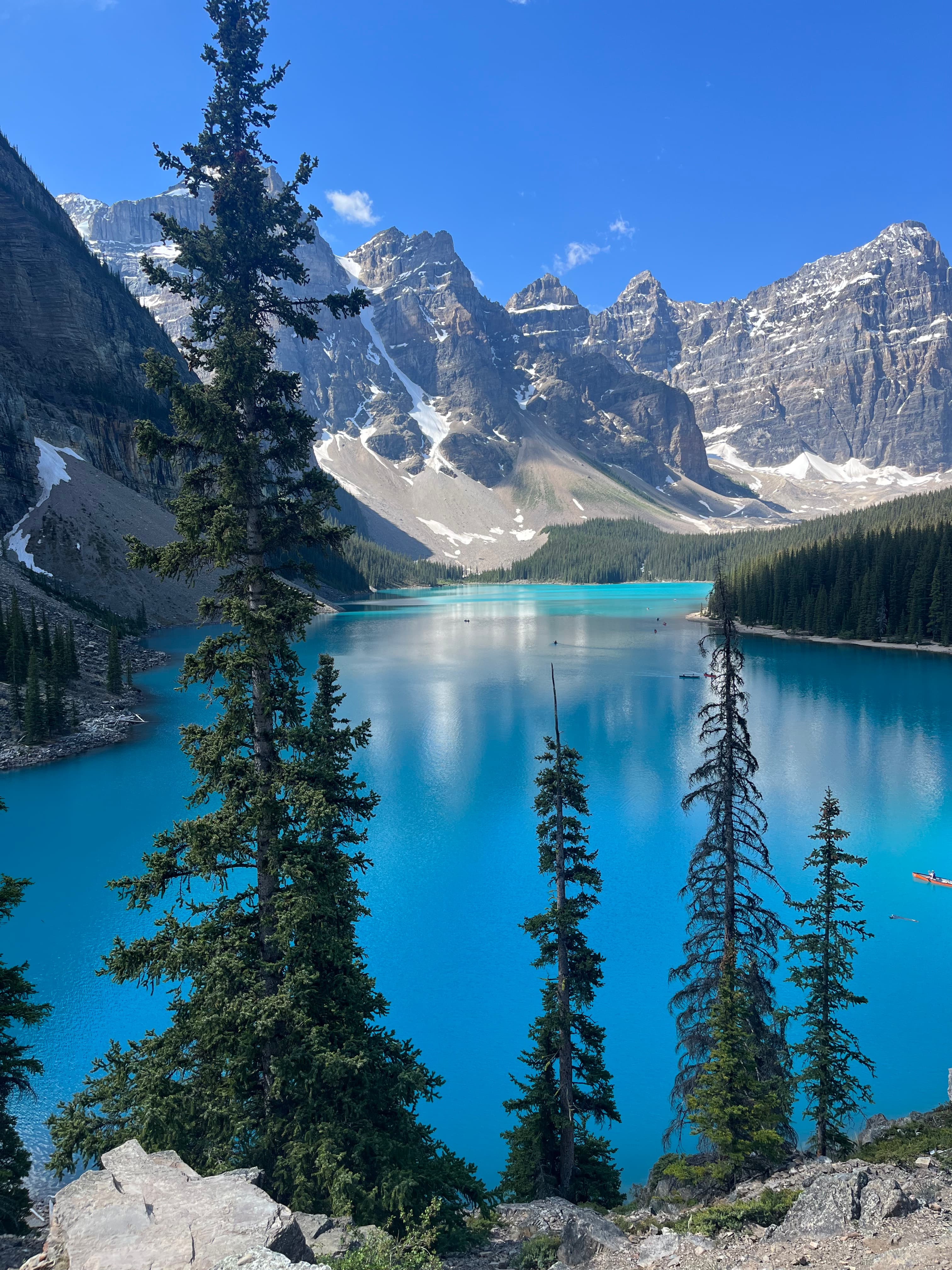 A beautiful view of a lake surrounded by mountains during the daytime.