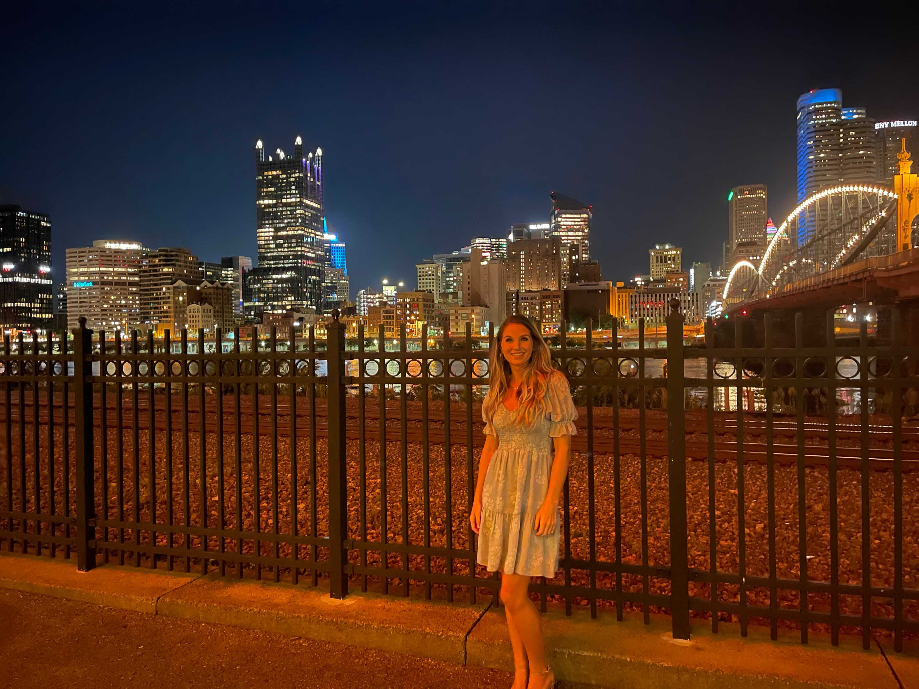 Pitureo f Julia in night with city view