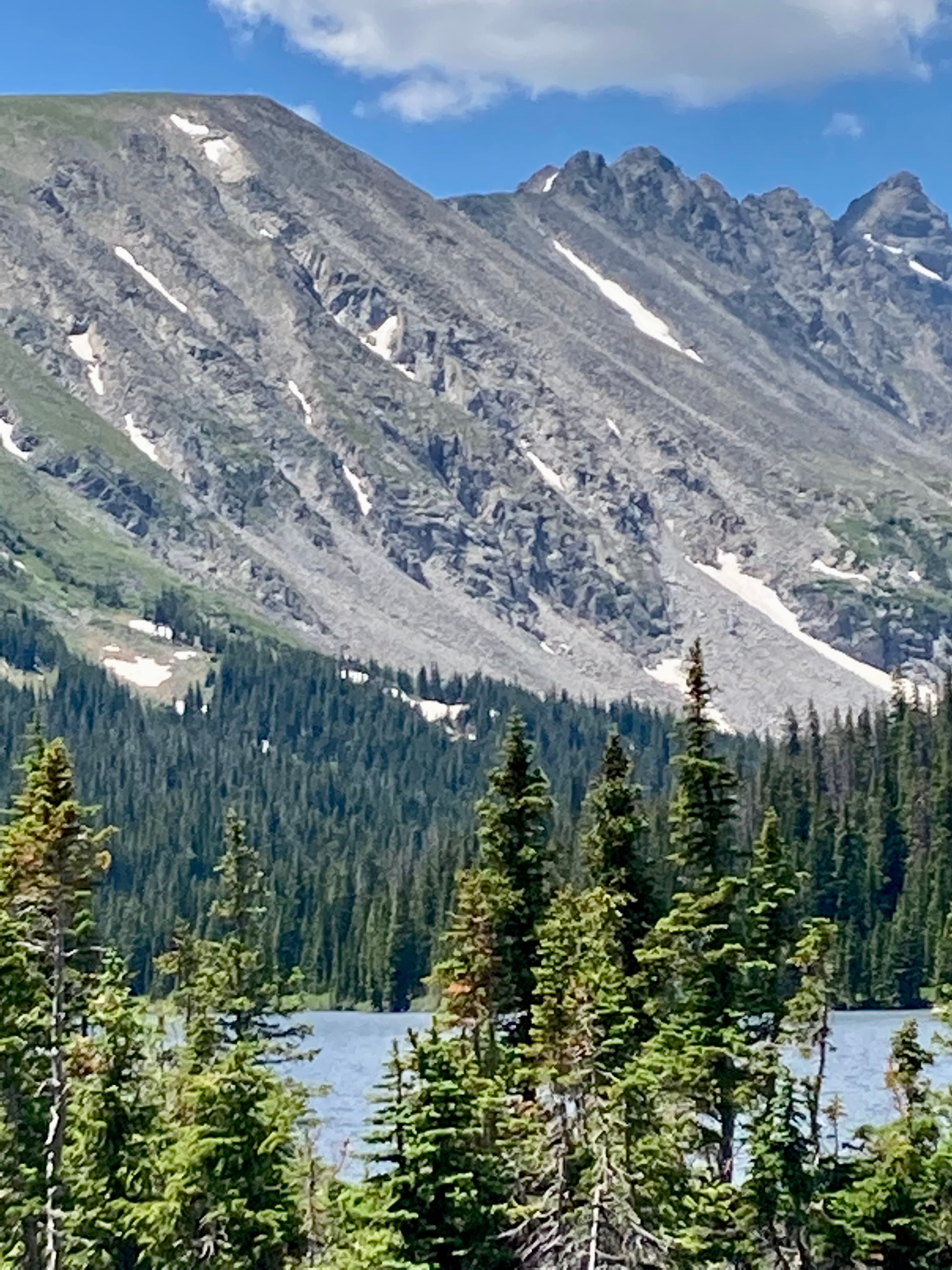 Beautiful view of a lake surrounded by trees and mountains