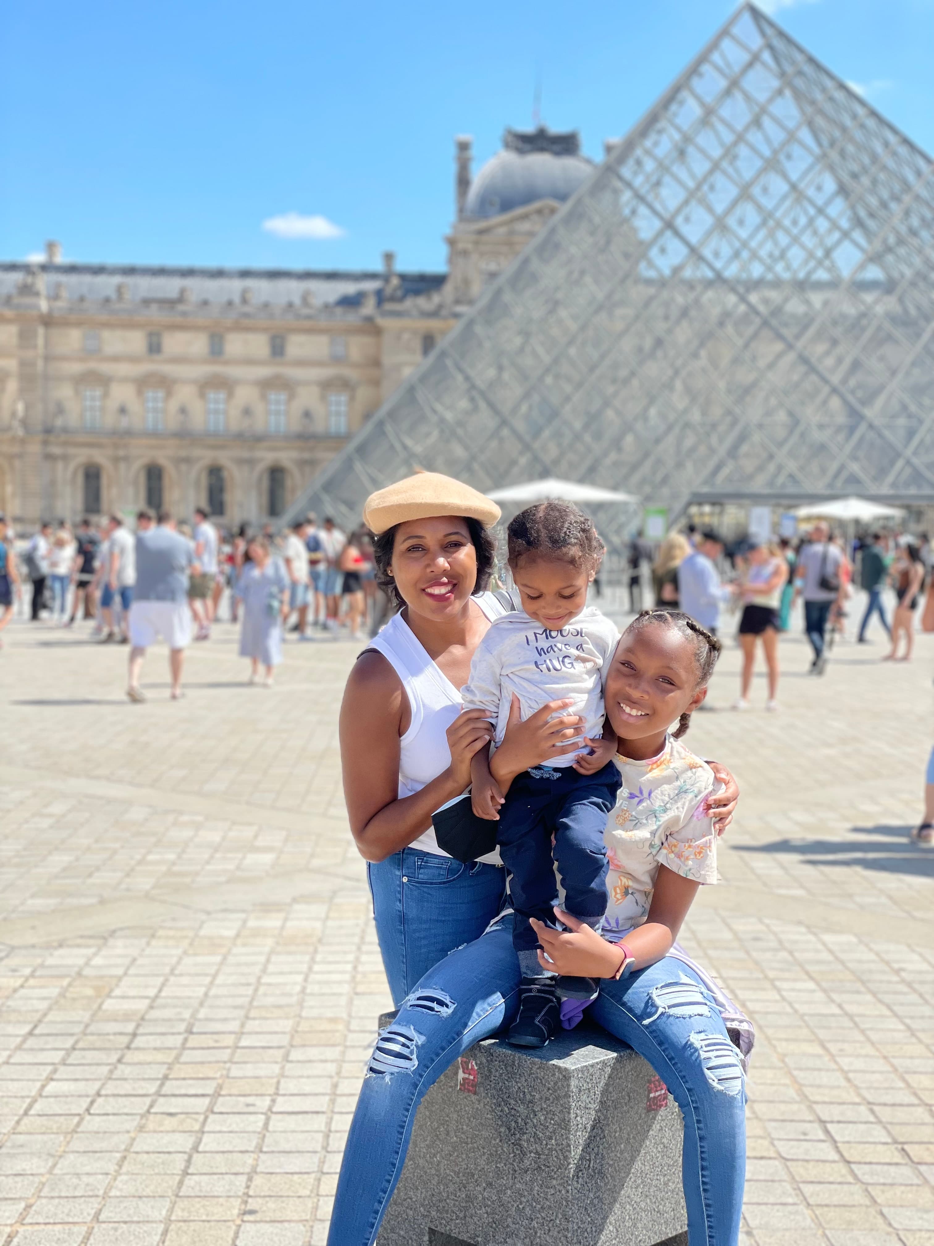 Picture of Lynett with familt at Louvre Museum