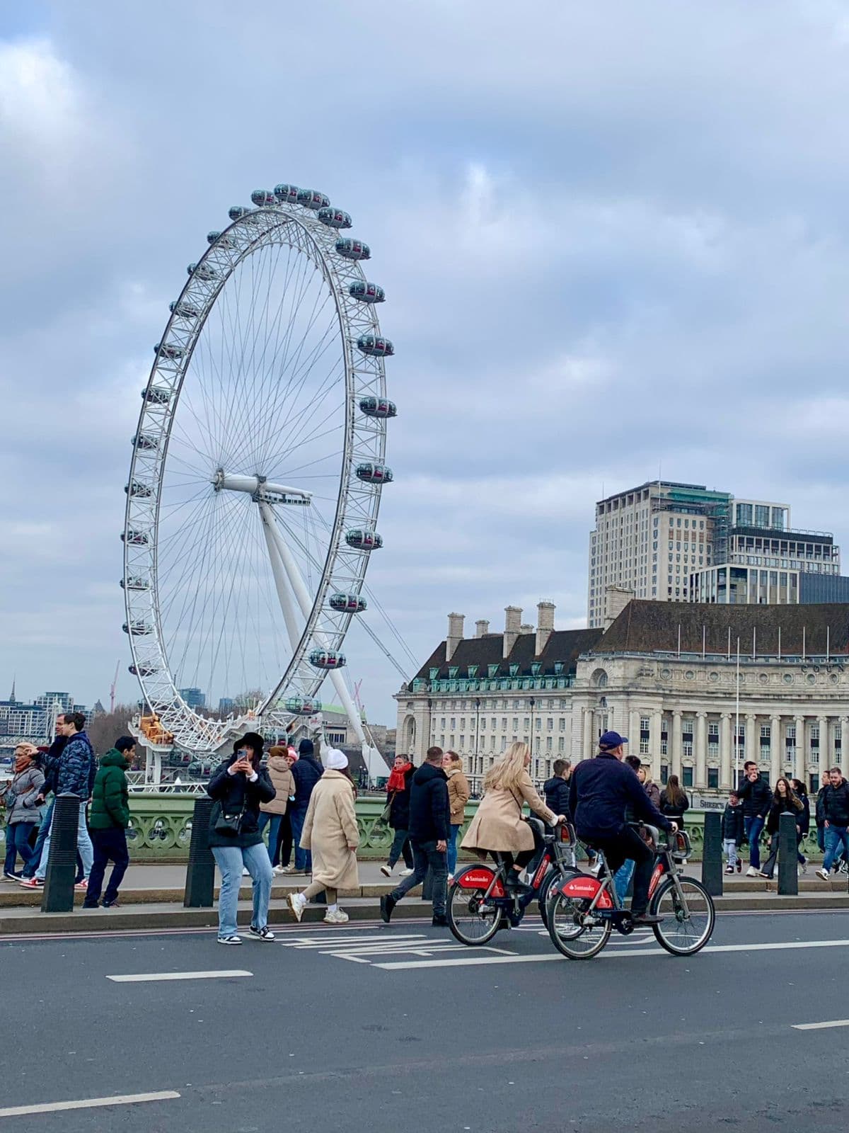 Visiting London: Iconic Sights, Hidden Gems & Local Tips curated by Claudia Cck
