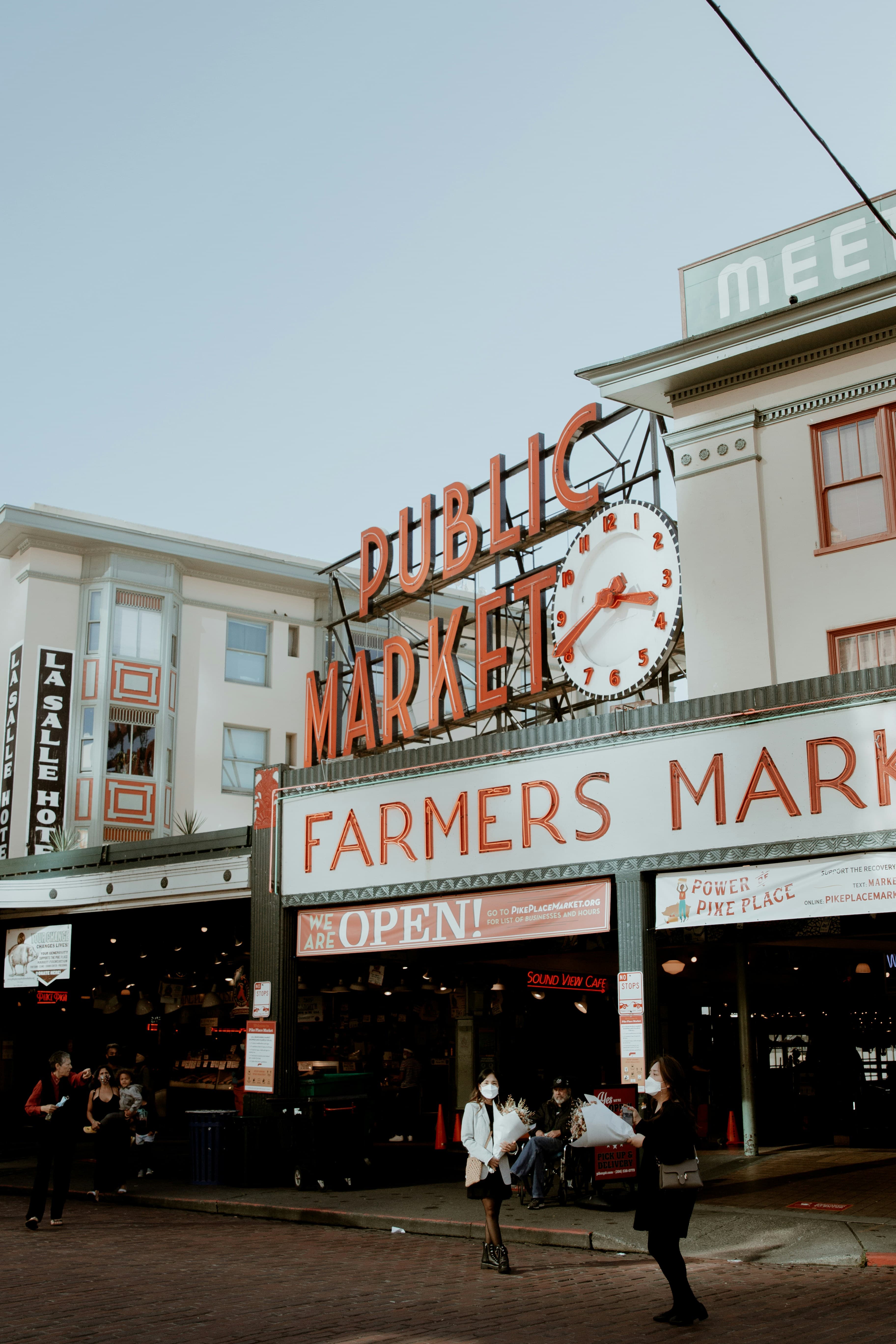 Discover Seattle: A Practical Guide to the Emerald City’s Best Things to Do curated by Payton Brown