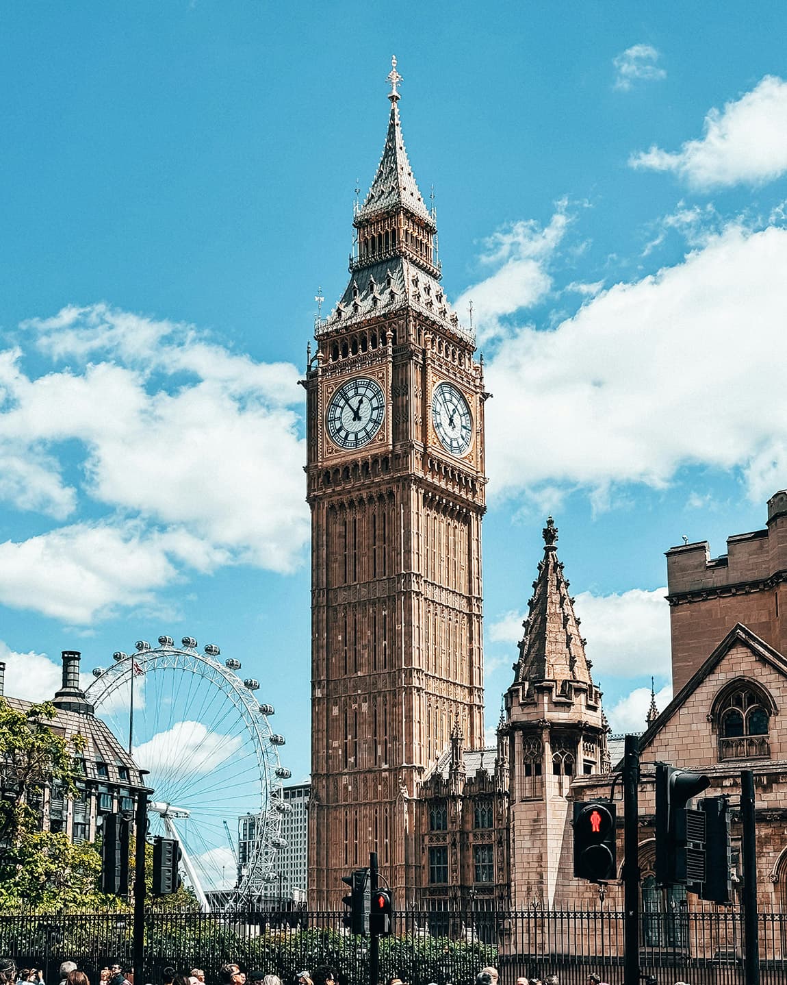 Exploring London, My Former Home: Iconic Walks, Historic Pubs & Hidden Gems curated by Dean Hawkes