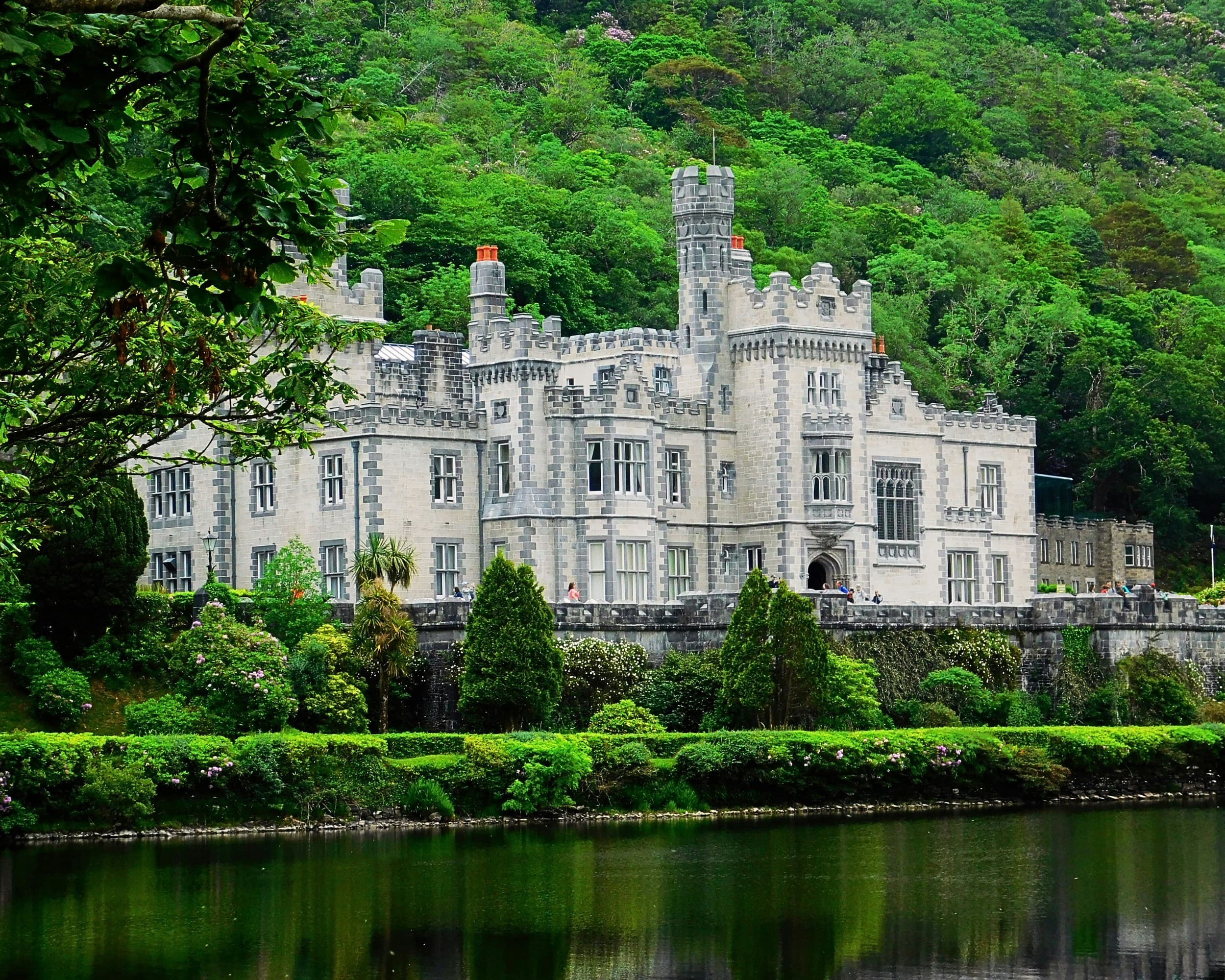 Ireland in 10 Days: A Luxury Guide to Dublin & the Wild Atlantic Way curated by Marc Scholnick