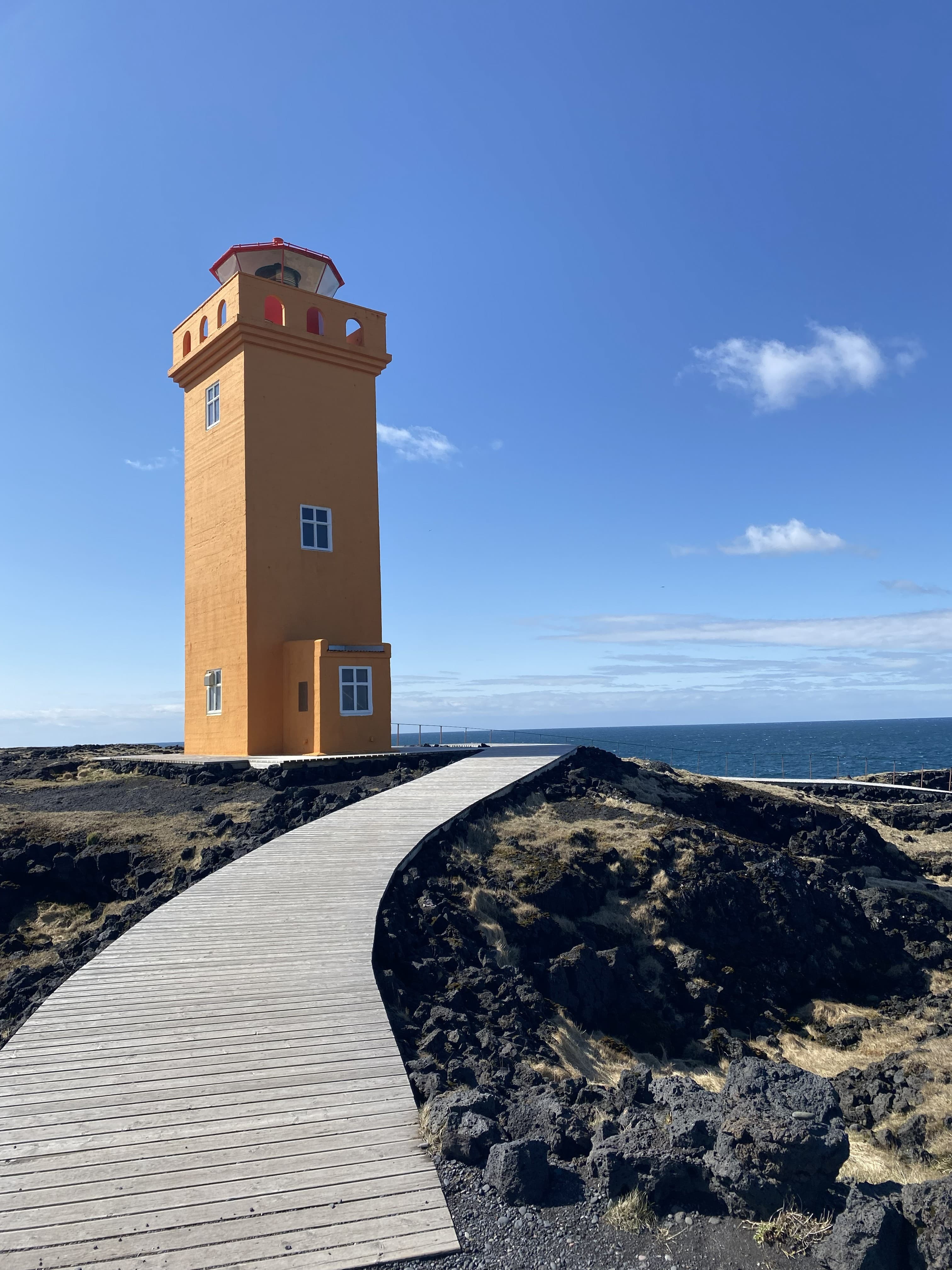 Best of Iceland: A Comprehensive Guide curated by Lauren Haythorne