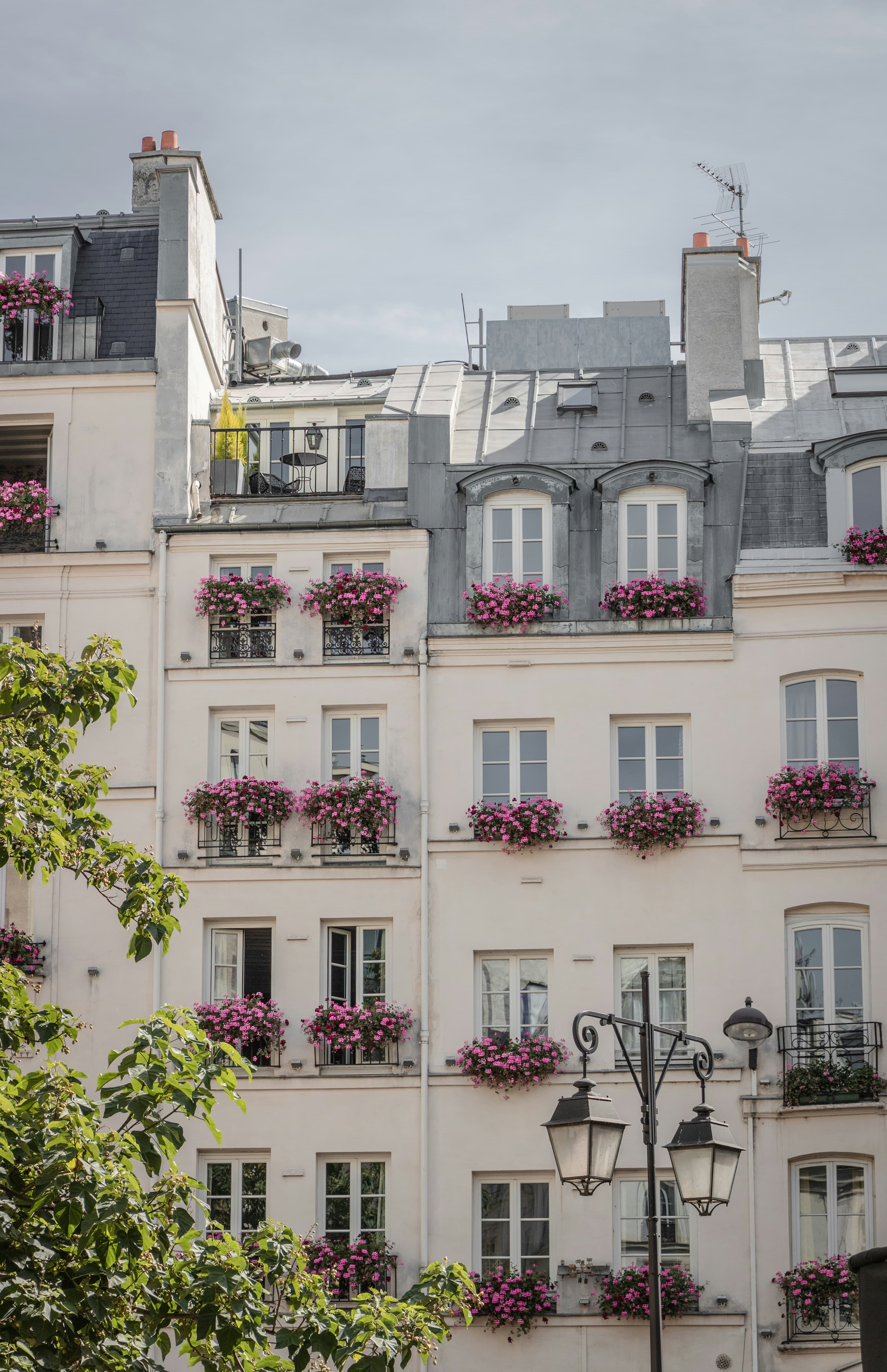 10-Day Romantic French Getaway: The Ultimate Guide to a Couple’s Journey Across France curated by Amber Krakowski