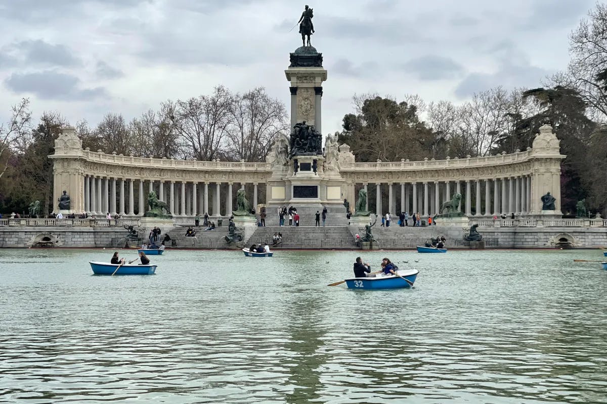 Boat rowing at the Retiro Lake with a view of Monumento a Alfonso XII.