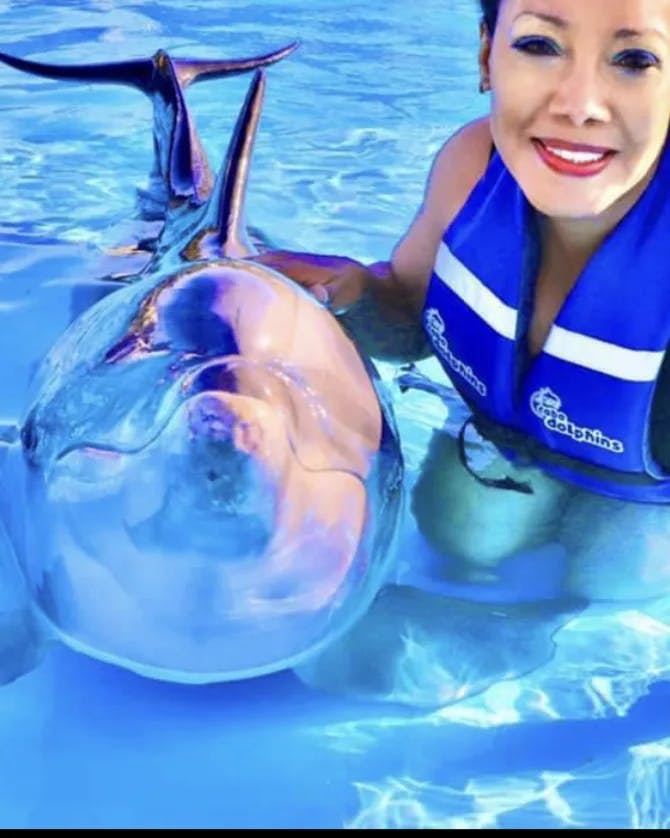 Picture of Lynelle with dolphin