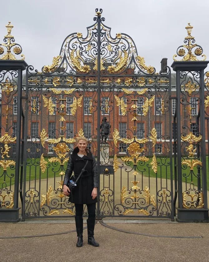 Travel advisor Megan Valente posing for a picture in front of Kensington Palace
