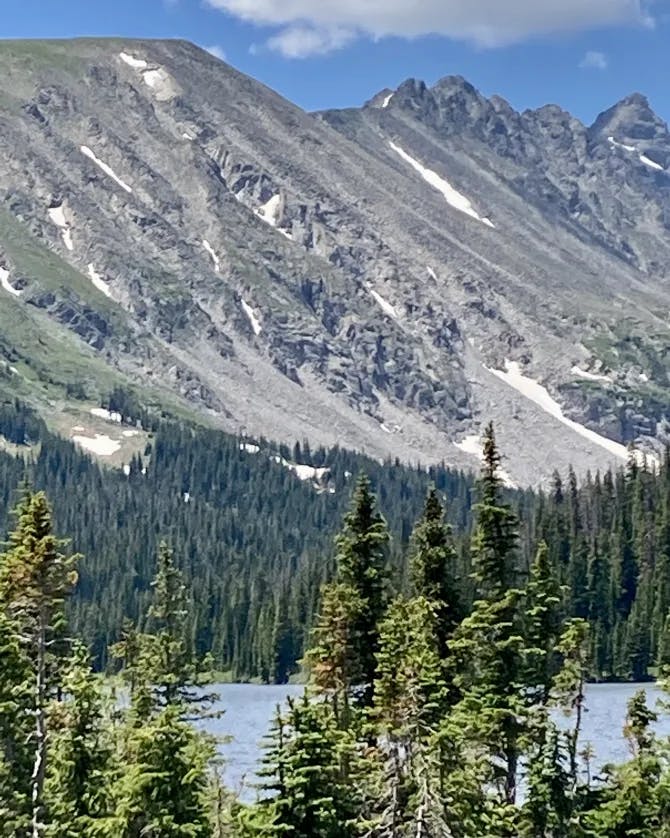 Beautiful view of a lake surrounded by trees and mountains